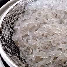 Cooked glass (cellophane) noodles in a strainer