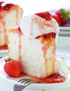 Angel Food Cake With Strawberry Sauce