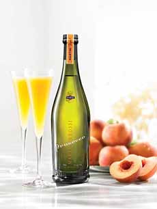 Bellini Cocktails With Prosecco & Fresh Peaches