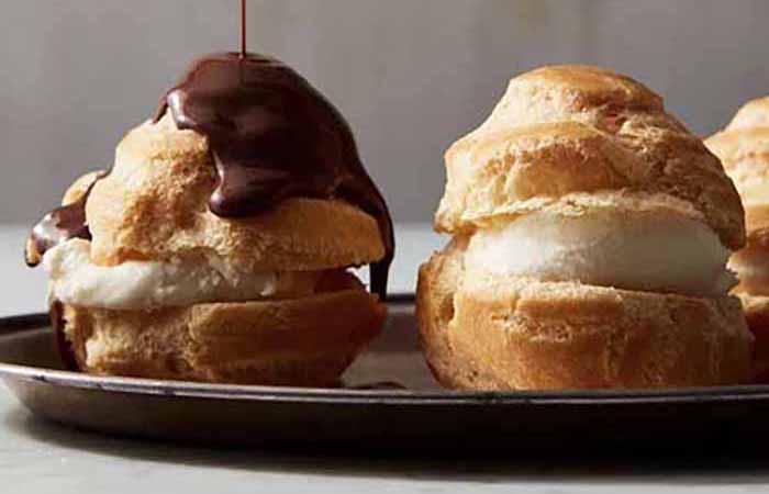 Boston Cream Puffs With Chocolate Sauce