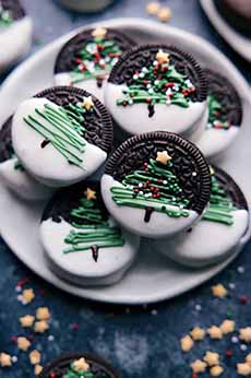 Decorated Christmas Oreos With An Icing Tree