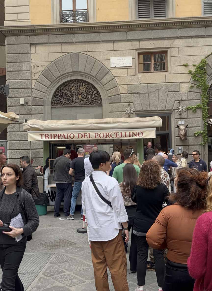 The long line to get a lampredotto