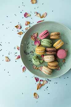 A plate of macarons