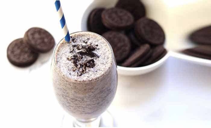 Oreo Milkshake With A Plate Of Oreo Cookies