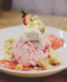 Strawberry Sundae With Cookie Crumbles
