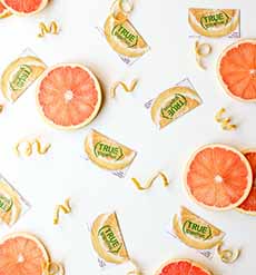 True Grapefruit packets with fresh grapefruit slices